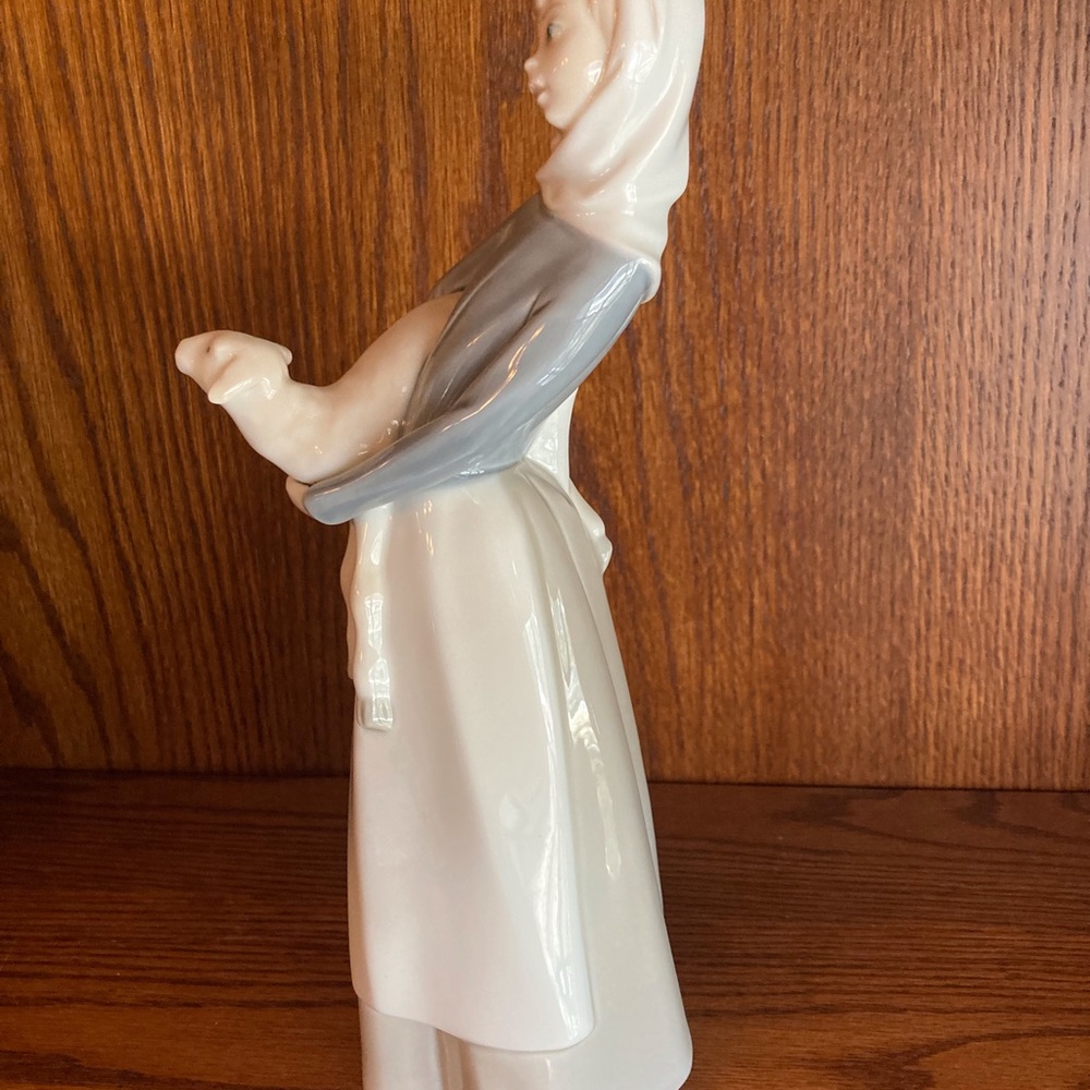 Lladro.   No 4584.  Girl with sheep   With box
